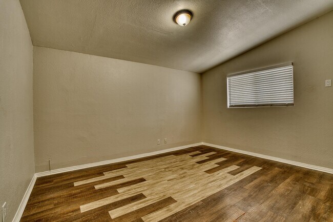 Foto del edificio - 2047 W Lingard St