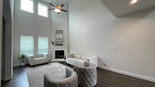 Building Photo - 2685 Venice Dr
