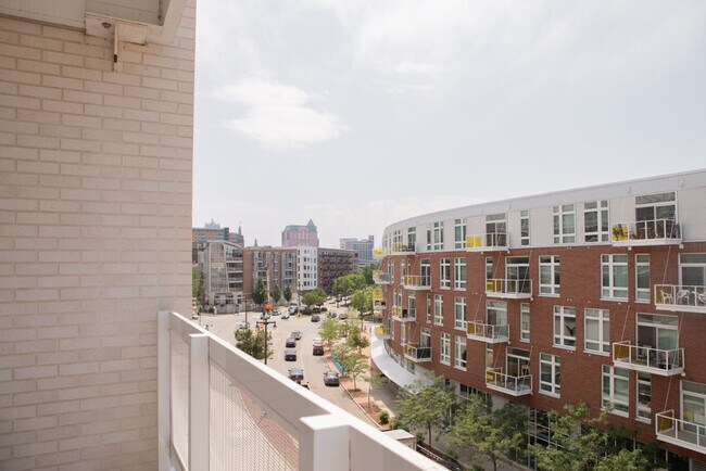 Foto del edificio - 1640 N Water St