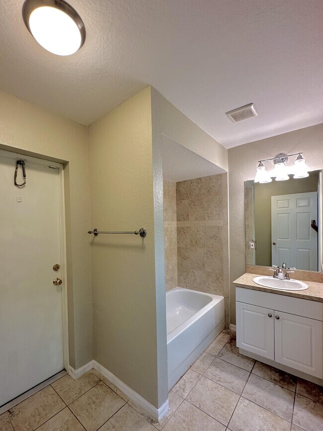 Building Photo - 2931 NW 9th Terrace