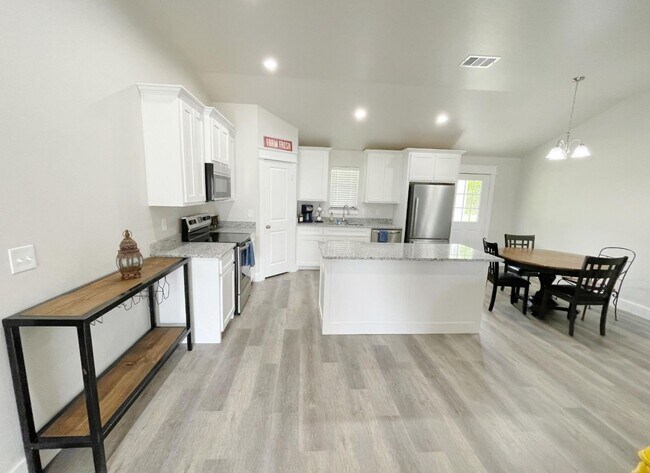 Foto del edificio - Beautiful 4 Bedroom 2 Bath home