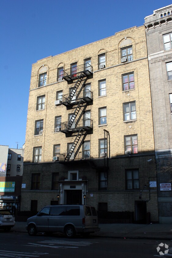 Primary Photo - 2467 University Ave