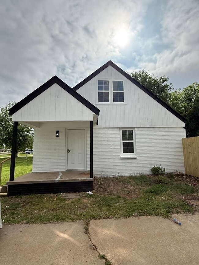 Photo - 124 E Northrup Dr House