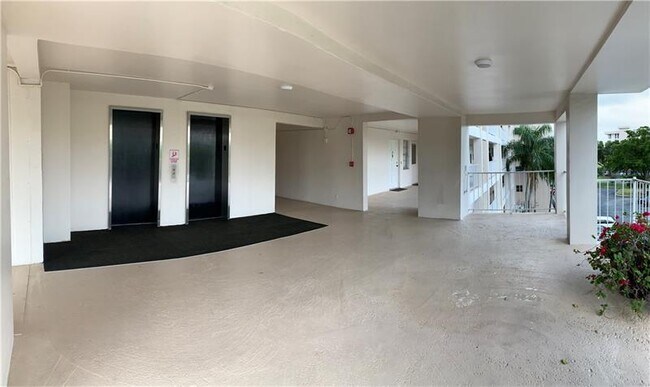 Building Photo - 2650 S Course Dr