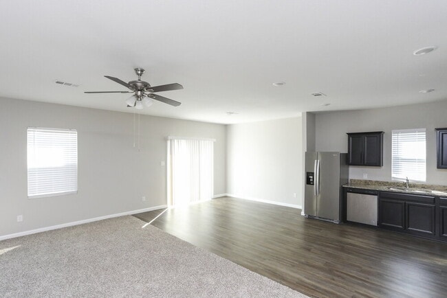 Foto del edificio - 7015 London Fog Dr