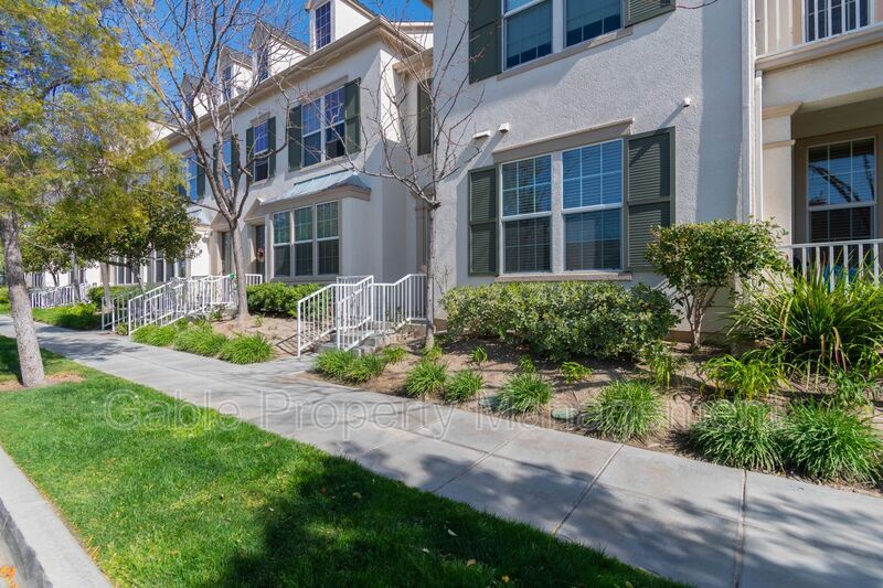 Foto principal - 27030 Victoria Ln