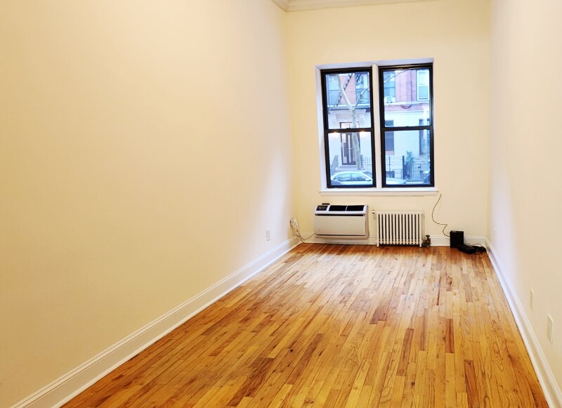Foto principal - 88-1588 York Ave