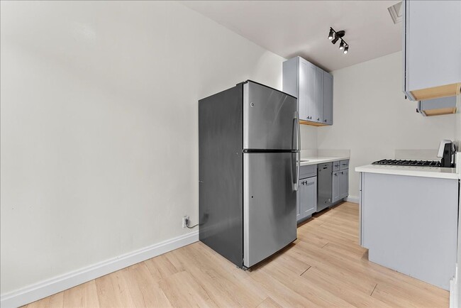 Building Photo - 1475 W Adams Blvd