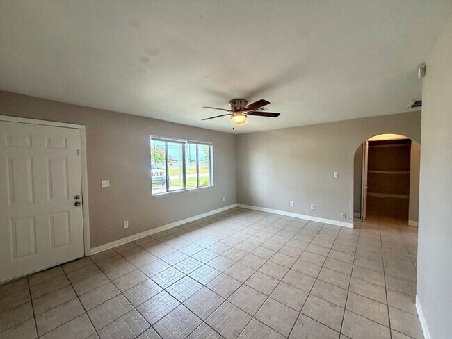 Building Photo - Updated 2 Bed / 1 Bath Duplex with Screened Lanai
