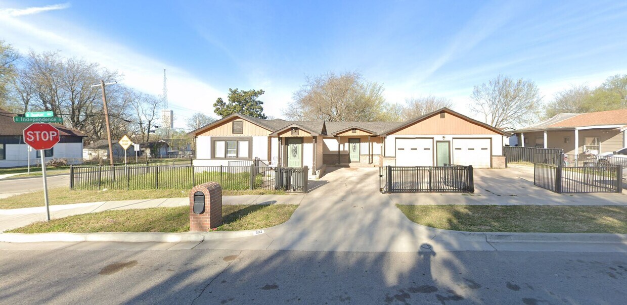 Foto principal - 802 N Quaker Ave
