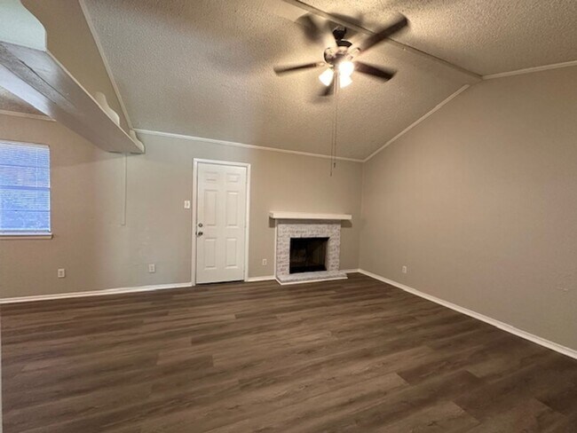 Building Photo - Nice 3 Bedroom, 2 Full bath Home Located i...