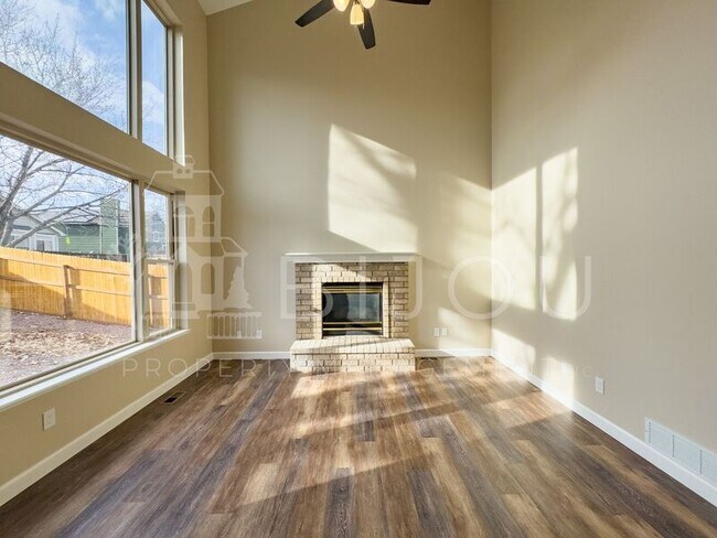 Foto del edificio - 1461 Grass Valley Dr