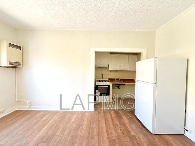 Building Photo - 1614 N Kenmore Ave