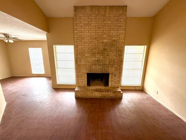 Foto del edificio - **APPLICATION RECEIVED** Convenient 2-Stor...