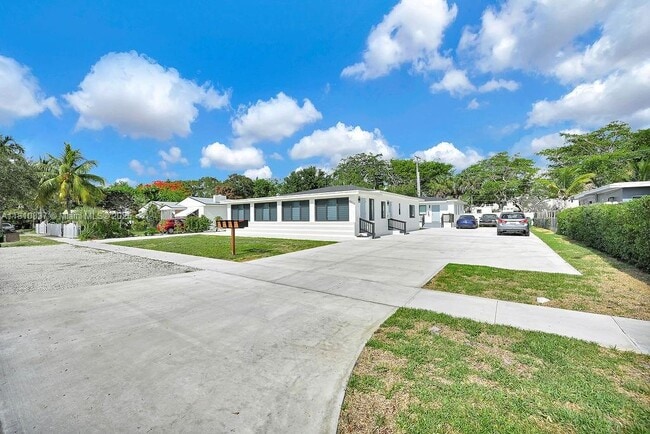 Building Photo - 12400 NE 11th Ct