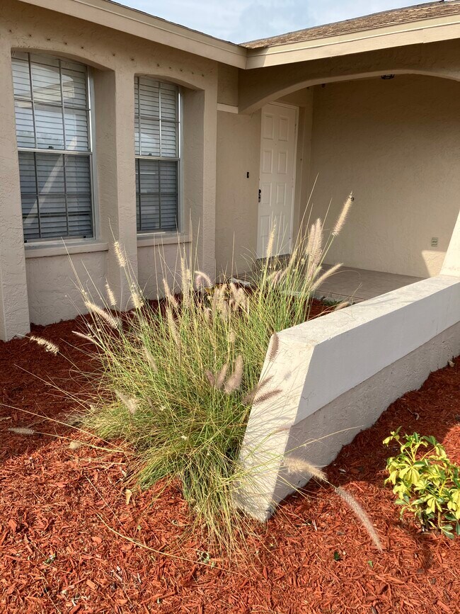 Exterior en la entrada principal - 3712 SW 5th Pl