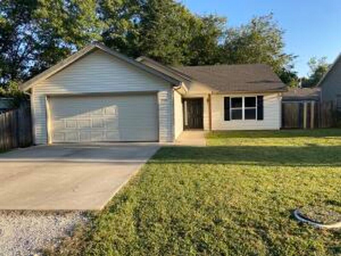 Foto principal - Single-Family Home in Merriam Woods