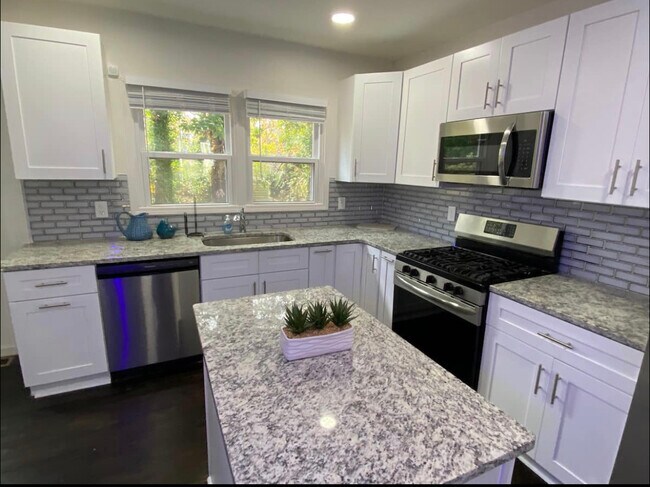 Kitchen - 1224 Jasper St SW