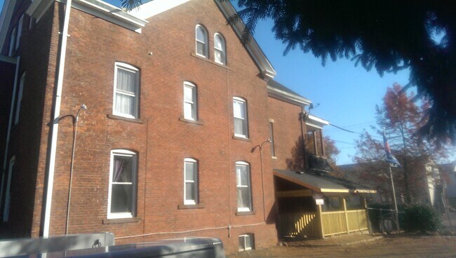 LATERAL DEL EDIFICIO - 177 Davenport Ave