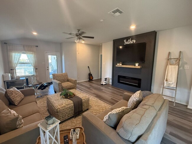Building Photo - BEAUTIFUL 4-bedroom 2-bathroom home! !!HALF OFF 1ST MONTH!!