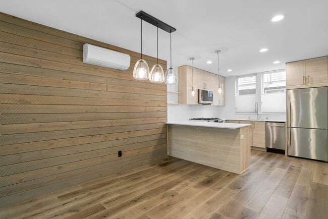 Building Photo - Modern Beacon Hill Townhouse Available for Rent!