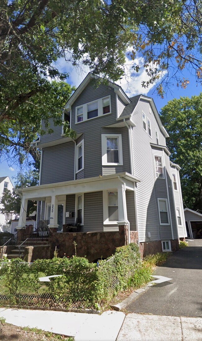 Building Photo - 230 N Maple Ave