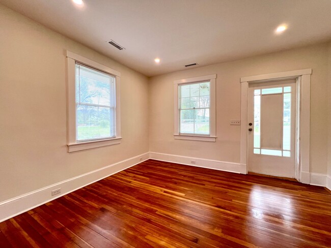 Foto del edificio - Charming 2 Bedroom Home - All utilities in...
