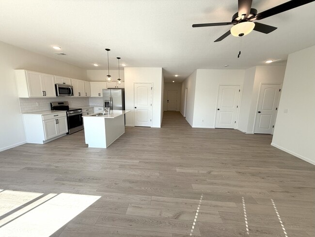 Foto del edificio - 9617 N Colrain Ave