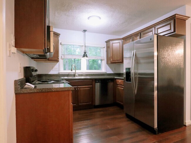 Foto del edificio - Arrowood Neighborhood Gem – 3BR Home Near ...