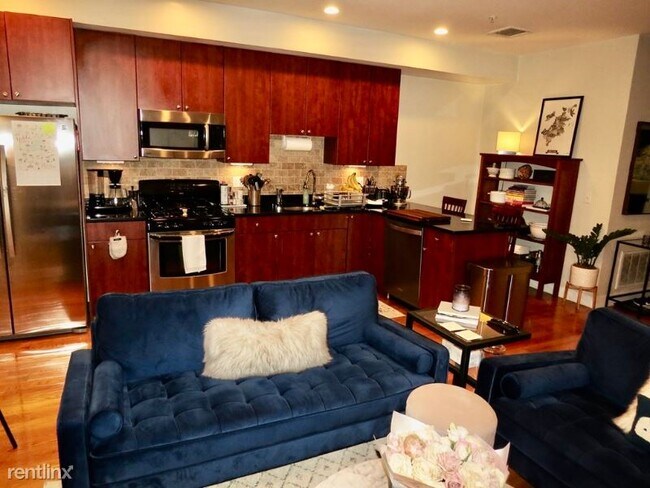 Foto del edificio - 327 W Broadway