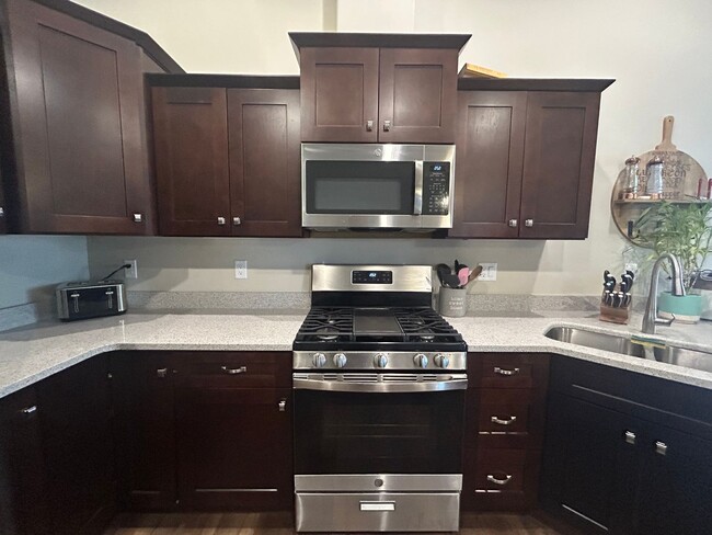 Building Photo - $2,200 | 4 Bedroom, 3 Bathroom House | Pet...