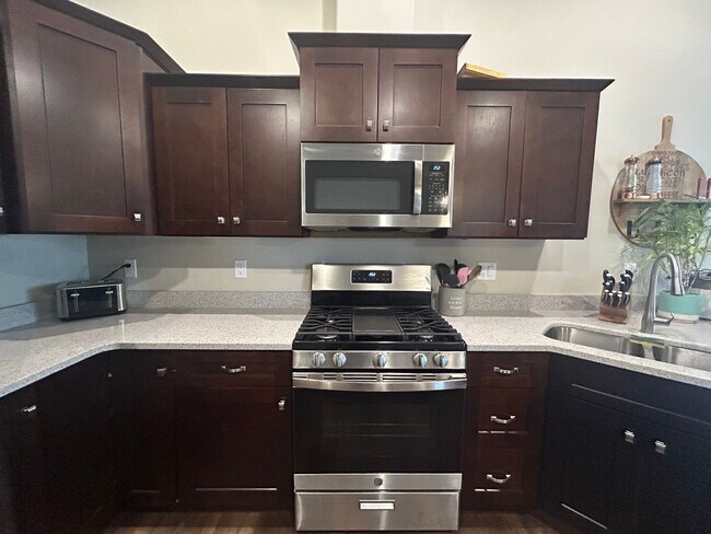 Foto del edificio - $2,200 | 4 Bedroom, 3 Bathroom House | Pet...