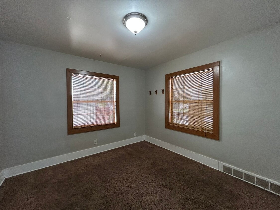 Primary Photo - 1717 Roys Ave