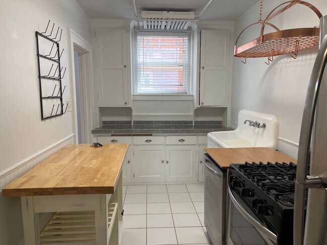 Building Photo - Look at this adorable 2 BR and 1 Bath cond...
