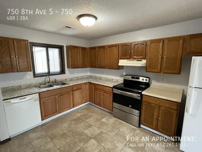 Building Photo - 750 8th Ave S