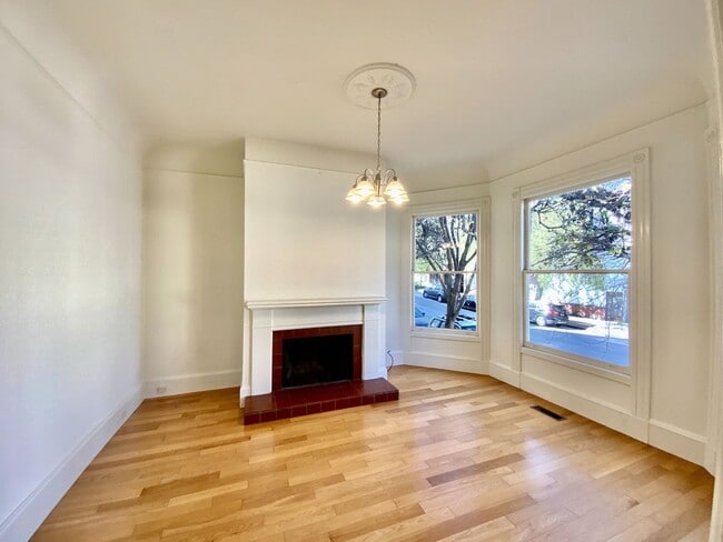 Building Photo - Full Floor Flat. PARKING! IN-UNIT LAUNDRY!...