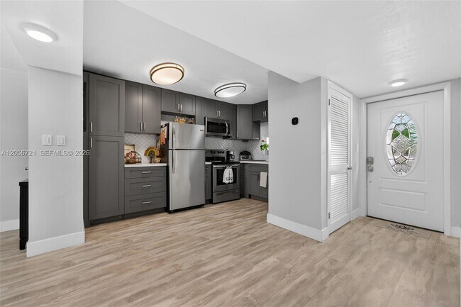 Foto del edificio - 681 S Hollybrook Dr