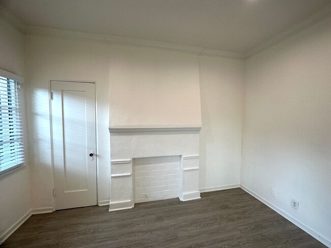 Building Photo - Vintage Style 1+1 - New Kitchen Appliances, Plank Floors, Balcony, pet friendly