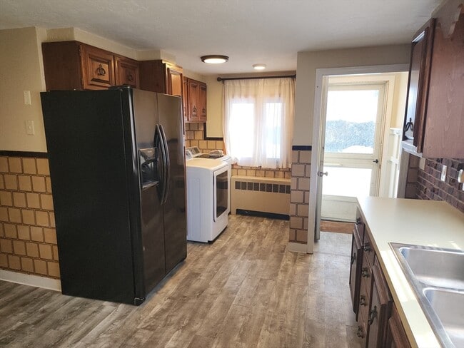 Building Photo - 586 Franklin St