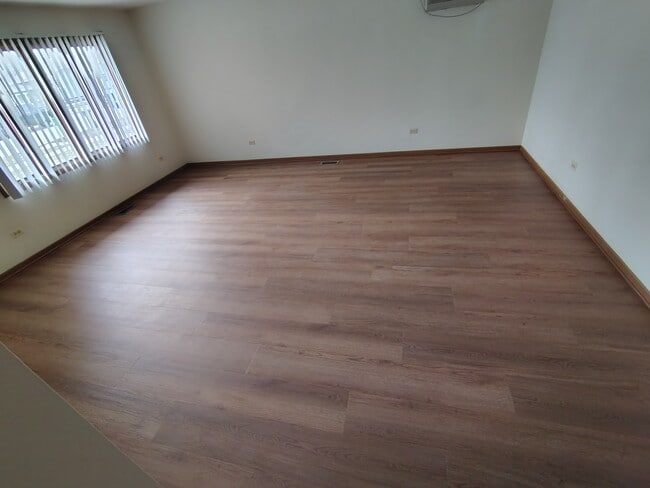 Sala de estar - pisos nuevos - 2217 Hermon Ave