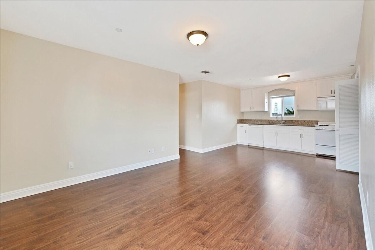 Primary Photo - Beautiful Three Bedroom, Two Bathroom Apar...