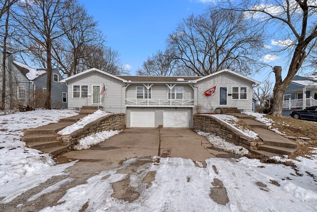 Building Photo - 906 E 84th St