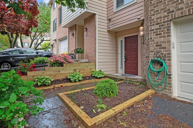 Building Photo - 3 Bed 2 Full Bath / 2 Half Bath - Bethesda...