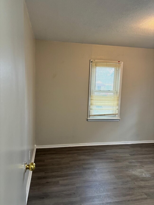 Building Photo - 209 E Edgar Ave