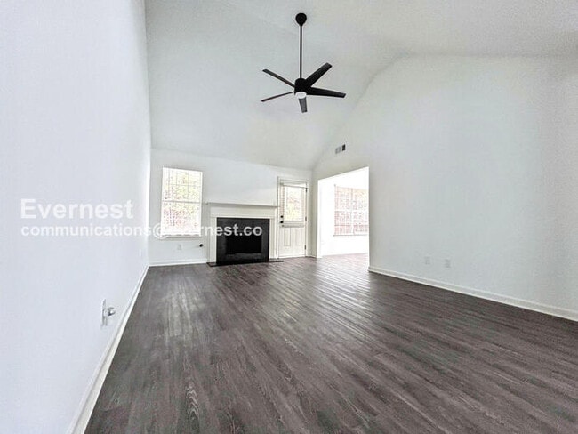 Foto del edificio - 3136 Lower Creek Dr