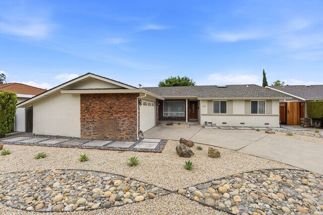Foto del edificio - Move-In Ready Blossom Hill Gem – New Bathrooms and many upgrades!