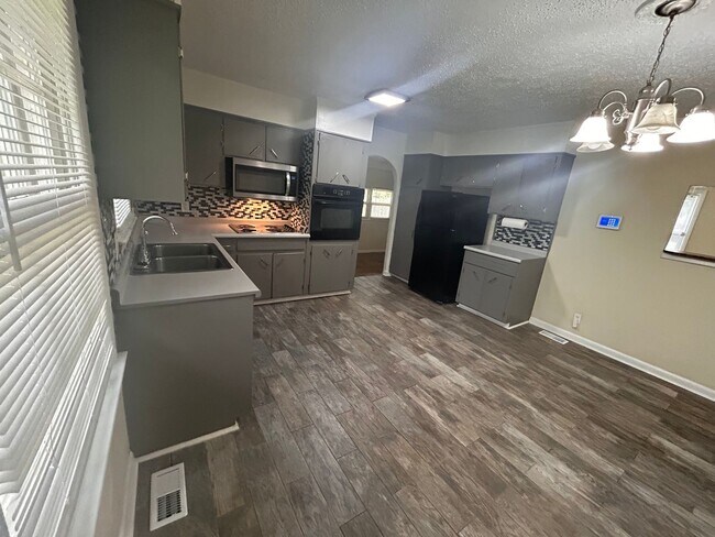 Foto del edificio - Beautiful 3 BED- 2BA with bonus room fenced in yard
