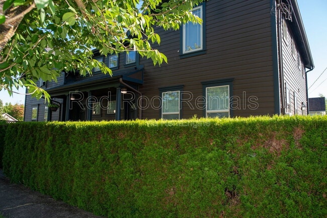 Building Photo - 211 Varner Ave NE