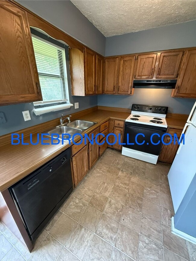 Building Photo - Updated 3-Bed, 2-Bath Multi-Level Home in ...