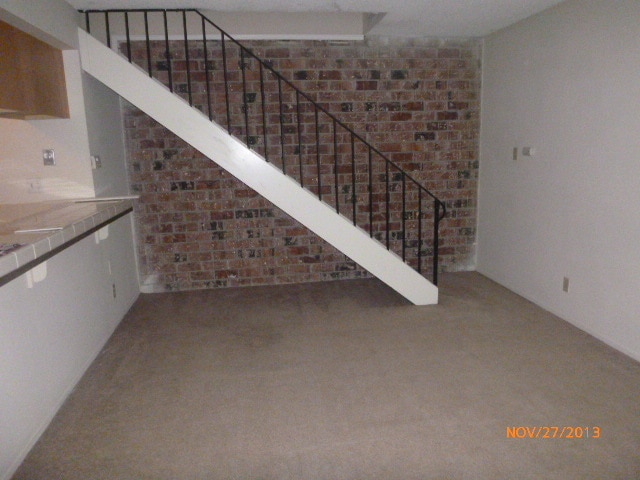 Building Photo - Cute 2 Bedroom